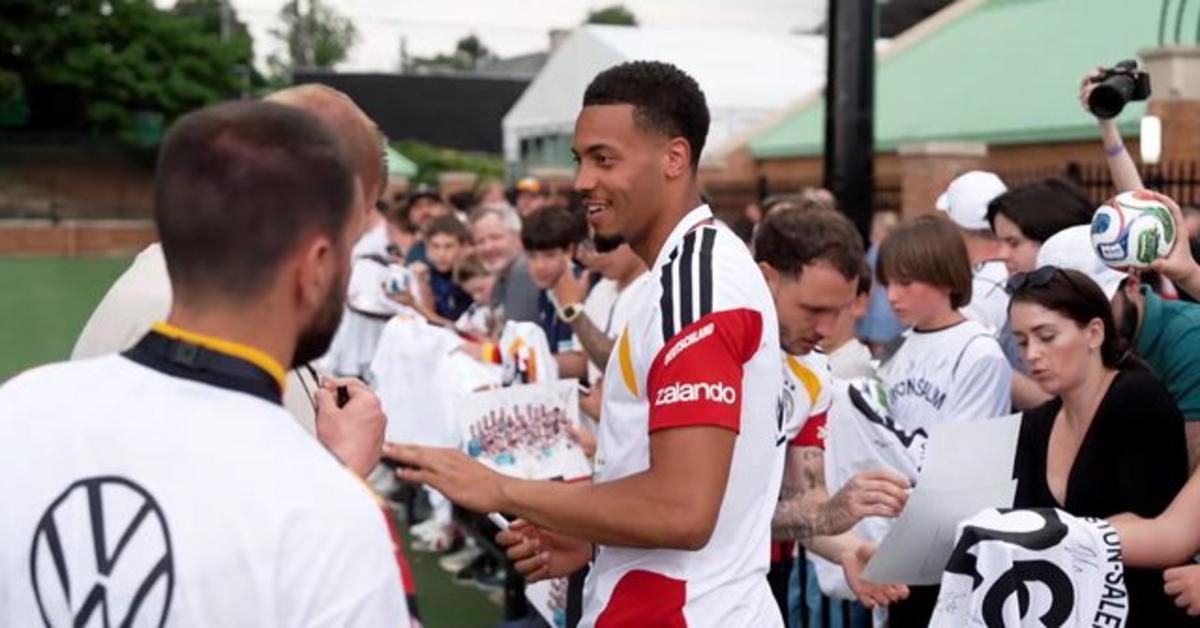 Manchester United e Roma travam disputa pela contratação do meio-campista Felix Nmecha