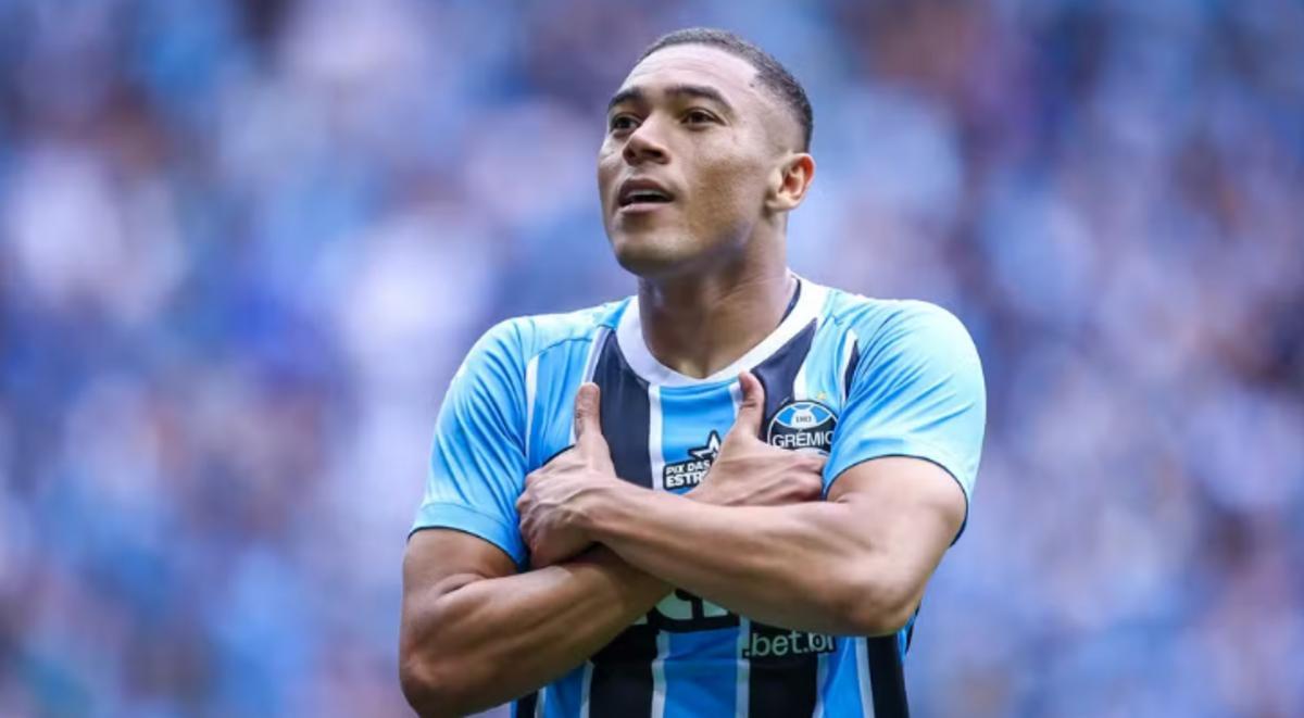 Carlos Vinicius afasta pré-contrato com outras equipes e garante foco total no Grêmio