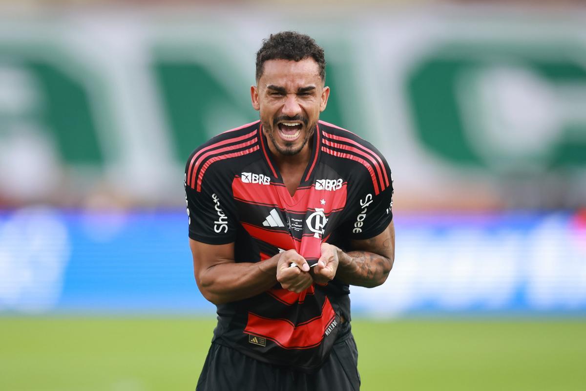 Danilo prorroga contrato com Flamengo até 2027 adiando aposentadoria